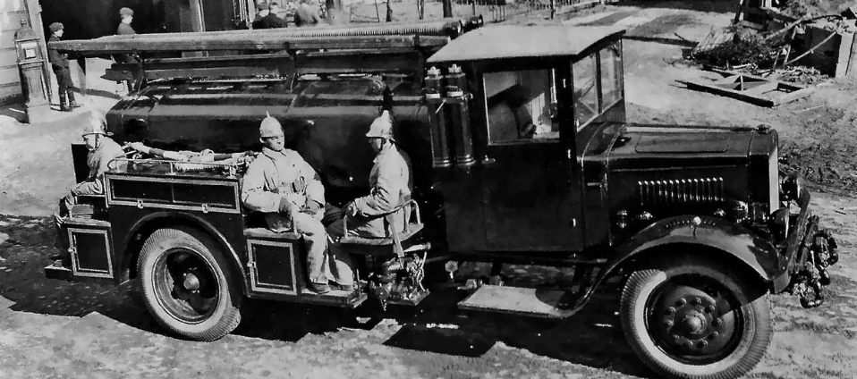 Первые пожарные машины